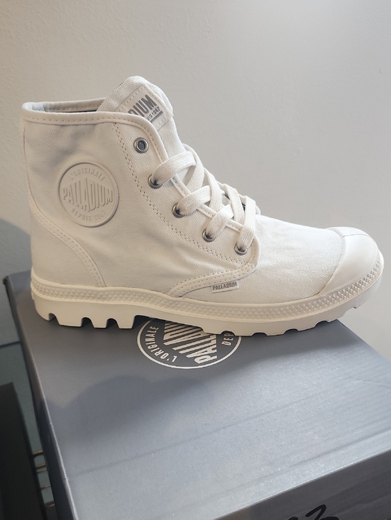 Palladium Shoes - PALLADIUM  PAMPA HI WOMENS Star White Lace Up Boots Size 9 New In Box!